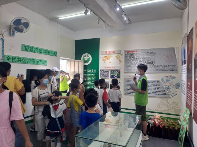 三鄉(xiāng)鎮(zhèn)開展“拒絕毒品，你我同行“禁毒教育基地參觀活動照片1.jpg