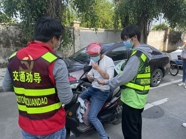三鄉(xiāng)鎮(zhèn)開展“一盔一帶踐于行 ，安全守護不毒行”宣傳活動照片1.jpg