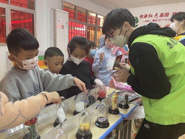 三鄉(xiāng)鎮(zhèn)開展“揚眉‘兔’氣賀新春，禁毒相伴過新年”活動圖片2.JPG