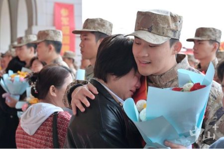 戎裝加身踏征程，中山歡送數百名新兵赴軍營